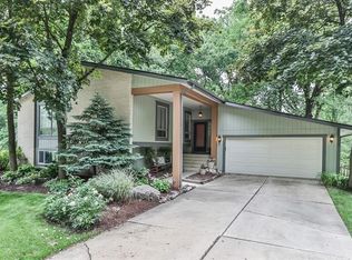 1886 Carriage Hill Rd, Lisle, IL 60532