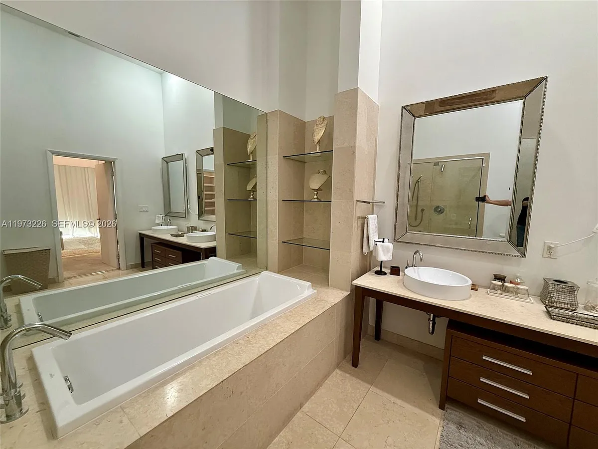 Building Photo - 495 Brickell Ave #1403