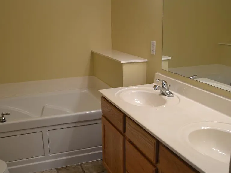 6105 Maclynn Ave NE — Photo 8