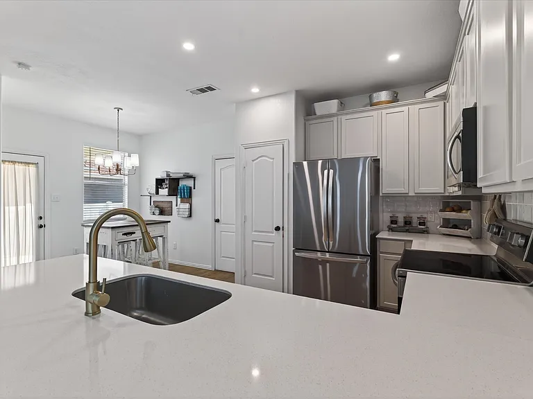 10008 Hanover Dr — Photo 9