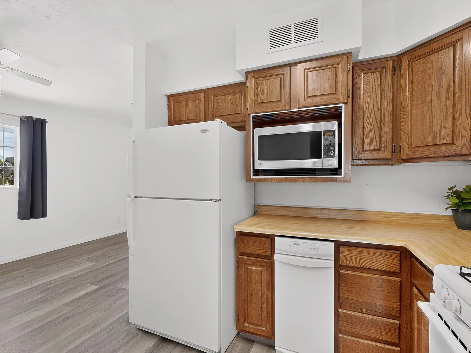 4 bed, 2.5 bath, 1338 sqft, $2,300 — Photo 4