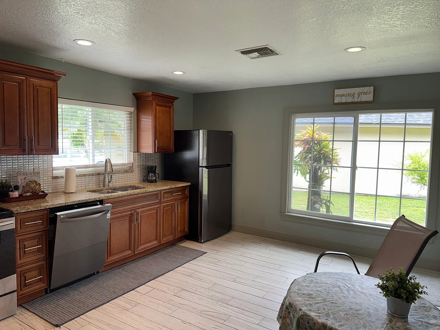 3 bed, 1266 sqft, $2,450 — Photo 2