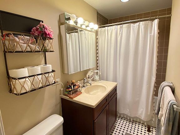 3rd image of 685 W Wrightwood Ave APT 2