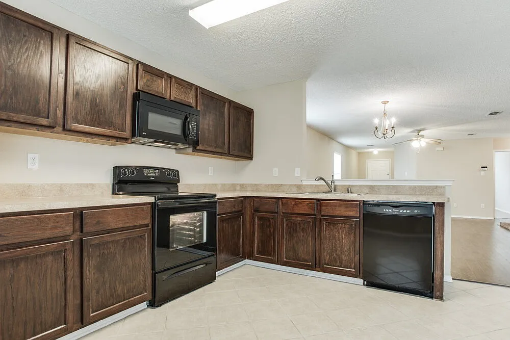 3 bed, 2.0 bath, 1648 sqft, $2,190 — Photo 3