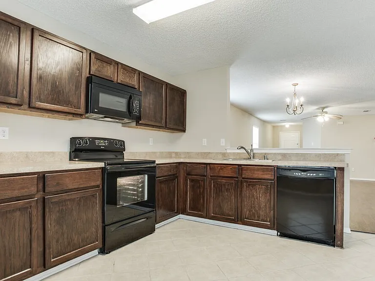 8712 Stonebriar Ln — Photo 3