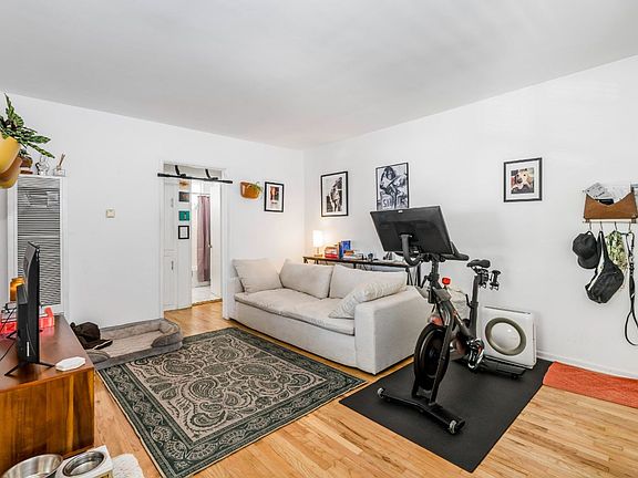 5th image of 1014 N Hayworth Ave #5