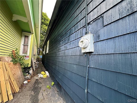 3rd image of 115 Douglas St