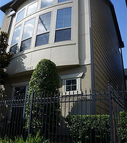 2923 Pease St — Photo 1