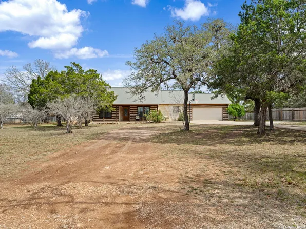 616 Robindale West, Bandera, TX 78003