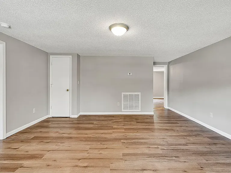 8633 Hilltop Dr — Photo 17
