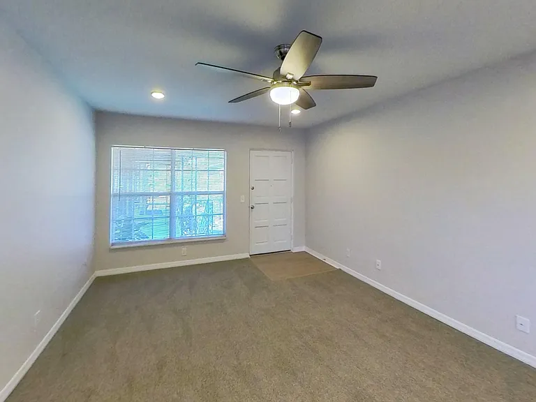Bay Colony Apartments — Photo 13