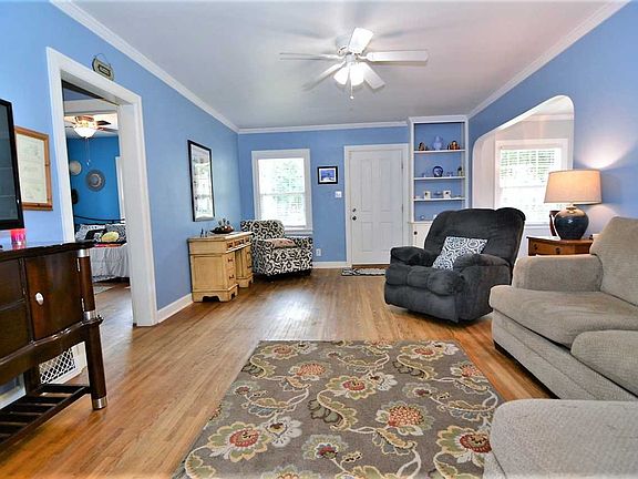 5th image of 2104 E Gum St