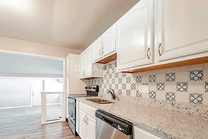 3 bed, 1.0 bath, 1899 sqft, $1,697 — Photo 3