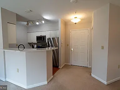2 bed, 990 sqft, $2,200 — Photo 4