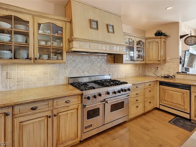 22 Burning Tree Ct — Photo 10