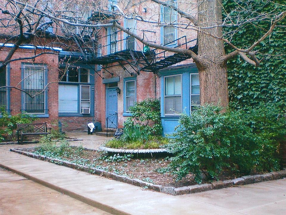 1122 courtyard
