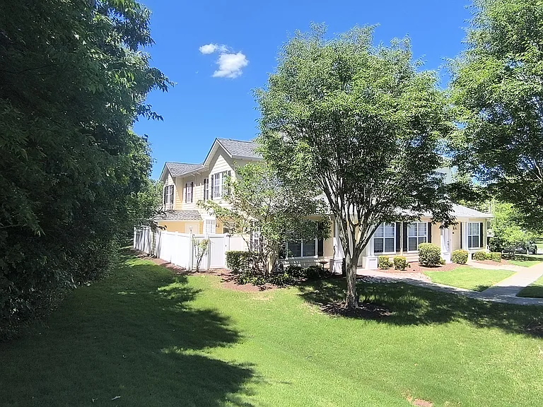 1180 Grace Hill Dr — Photo 2
