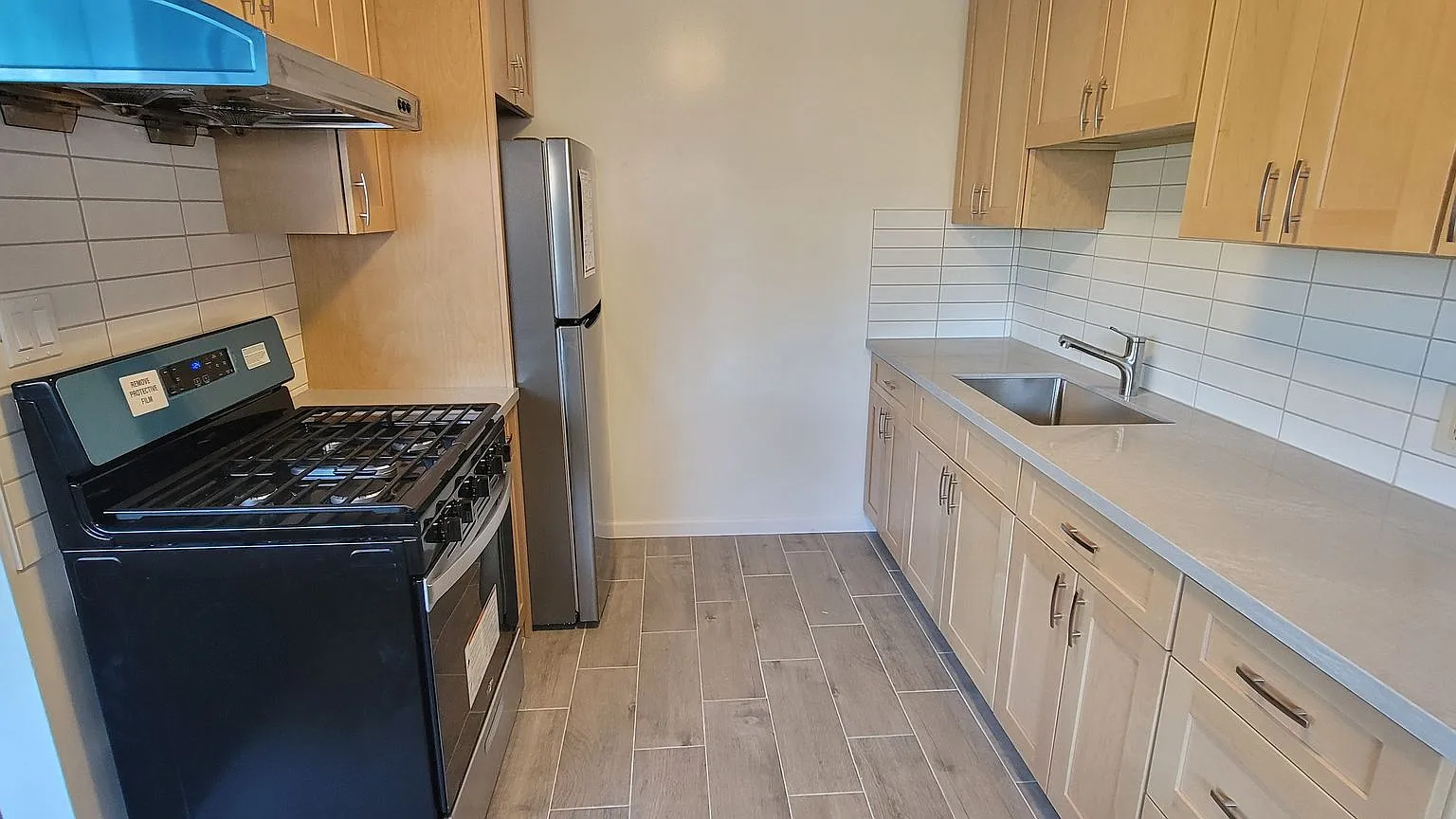 Clean, quiet 2 bed 1 bath, freshly painted with new appliances — Photo 1