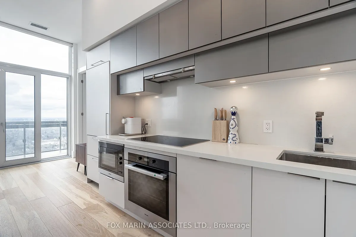 Building Photo - 39 Roehampton Ave #4604