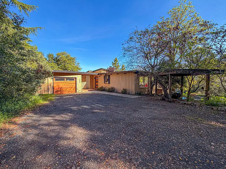 1560 Ronne Dr — Photo 33