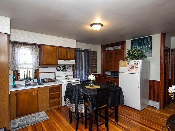 4th image of 195 Sutton Ave
