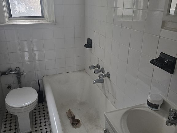 5th image of 438 52nd St APT C5