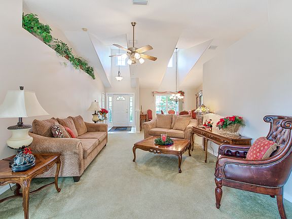 4th image of 13 Whitcock Ln