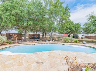 433 Bear Gdns, La Vernia, TX 78121