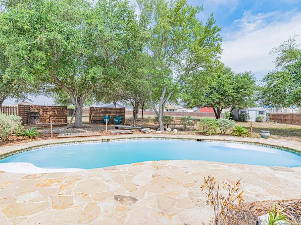 433 Bear Gardens, La Vernia, TX 78121