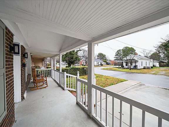 3rd image of 1321 Carolina St E