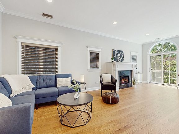 2nd image of 1818 W Belmont Ave APT 1
