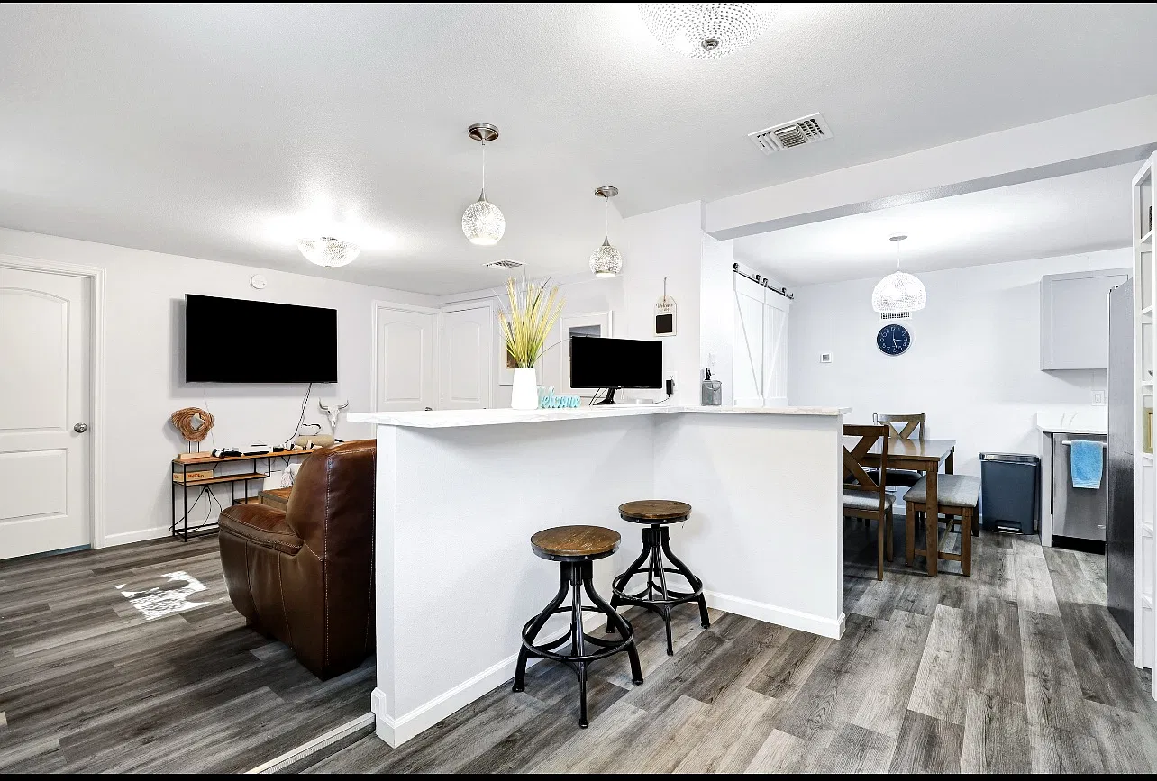 425 Parland Pl — Photo 3