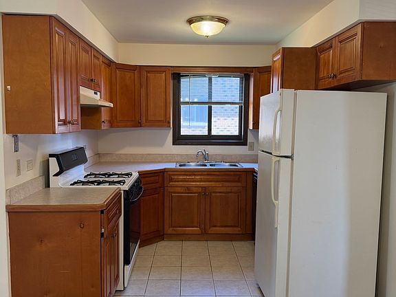 4th image of 15714 Lake Dr #2-B