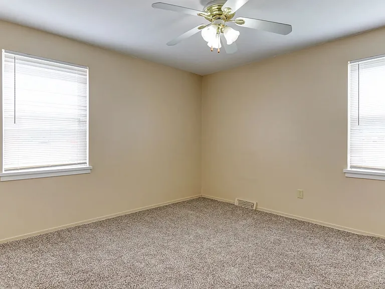 Ellacott Parkway Apartments — Photo 47