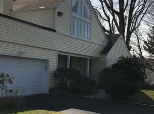 135 Longfellow Rd, Great Neck, NY 11023