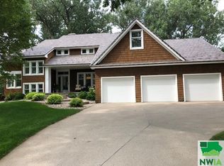 606 Monterey Trl, Dakota Dunes, SD 57049