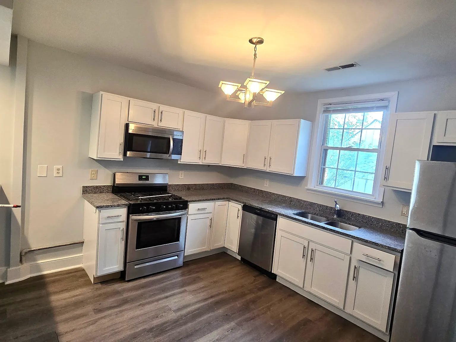 2 bed, 1100 sqft, $1,949 — Photo 4