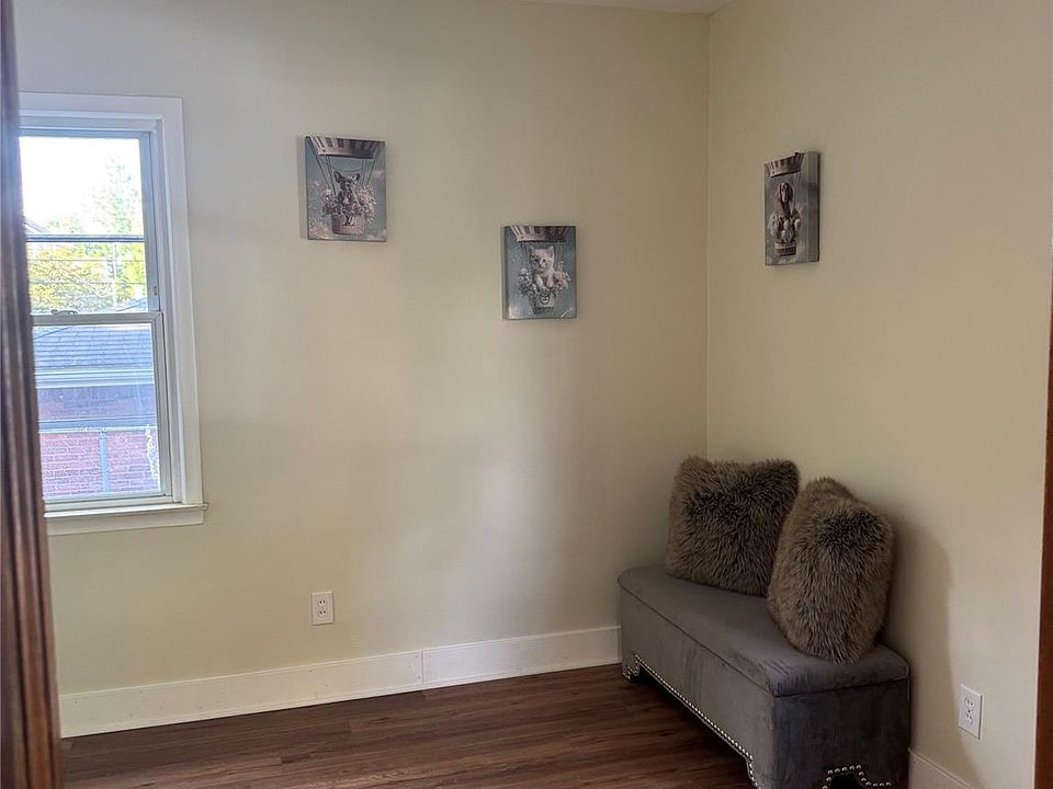 563 Eureka Rd, photo 12