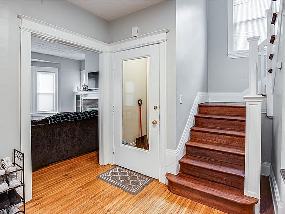 5th image of 395 University Ave