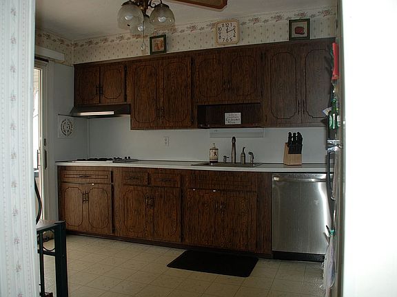 5th image of 90 Elkton Ln