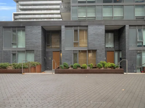 106 Varna Dr #8, Toronto, ON M6A 0C8