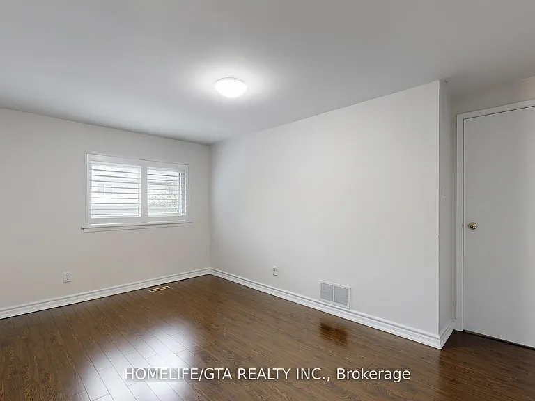 8 Whiteleas Ave — Photo 31