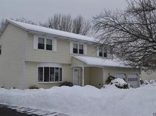 20 Deer Path Dr, Colonie, NY 12205