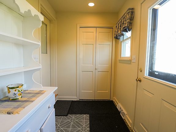 5th image of 81 Montfort Dr
