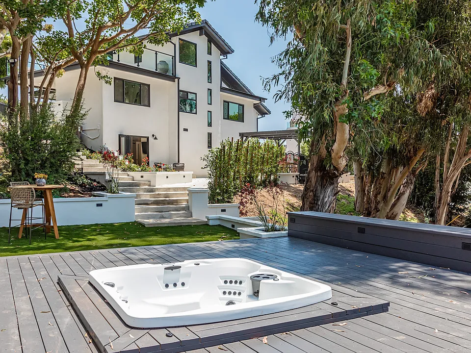3525 Coast View Dr