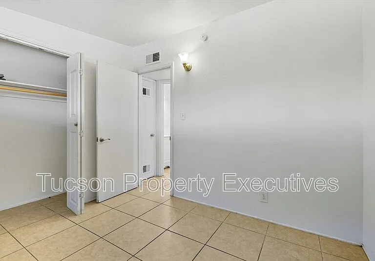 1638 N Beverly Ave — Photo 15