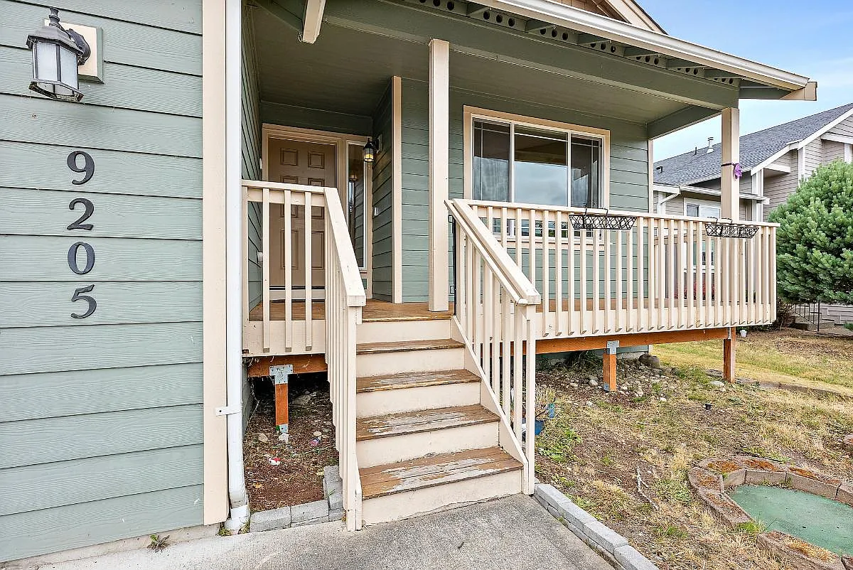4 bed, 2.5 bath, 2220 sqft, $3,000 — Photo 2