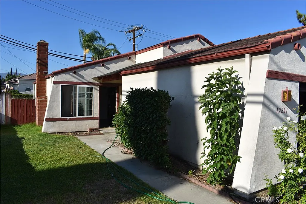 4 bed, 1300 sqft, $3,290 — Photo 2