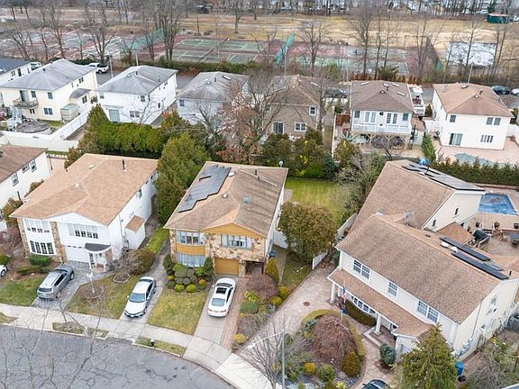 5th image of 131 Dawson Cir