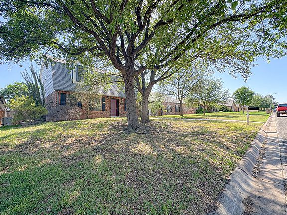 3rd image of 3817 Hillcrest Dr